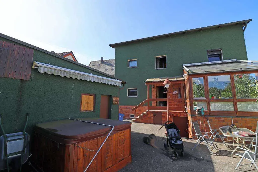 Saniertes Wohnhaus! Nutzbar als Ein- oder Zweifam.-Haus mit Wintergarten und zwei Garagen – Bild 4