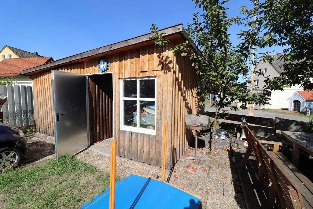 Saniertes Wohnhaus! Nutzbar als Ein- oder Zweifam.-Haus mit Wintergarten und zwei Garagen – Bild 6