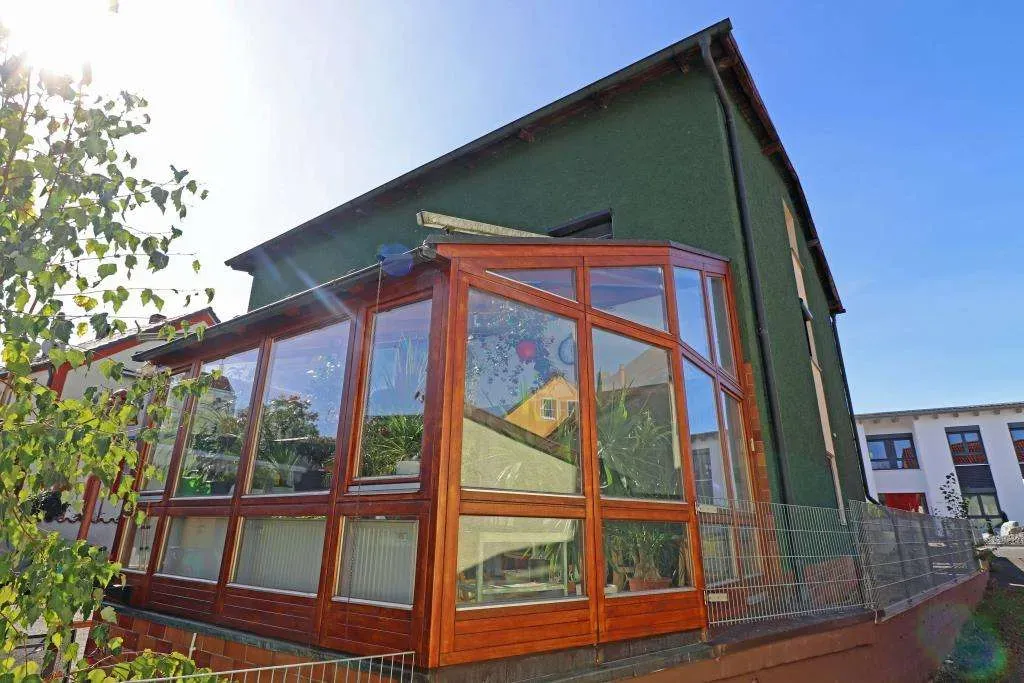 Saniertes Wohnhaus! Nutzbar als Ein- oder Zweifam.-Haus mit Wintergarten und zwei Garagen – Bild 3