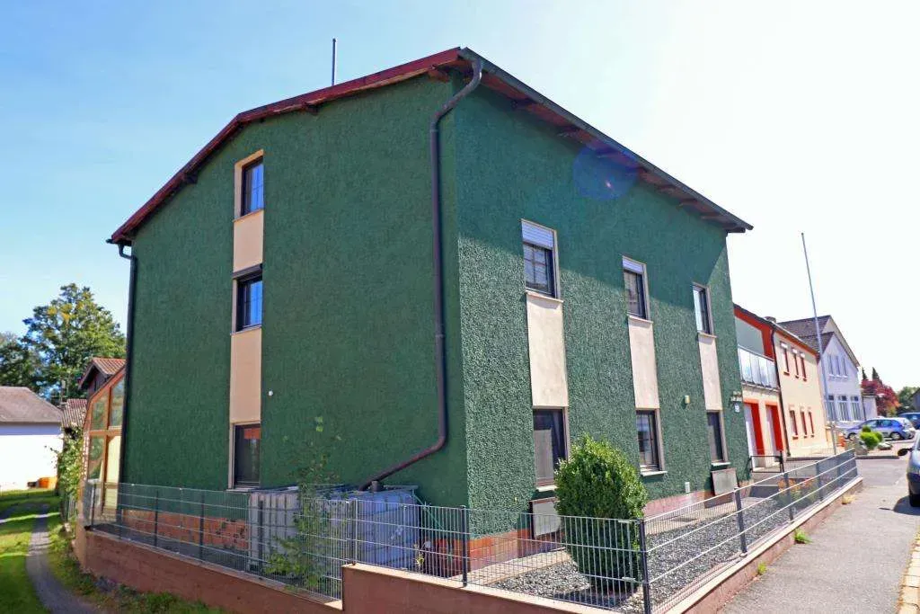 Saniertes Wohnhaus! Nutzbar als Ein- oder Zweifam.-Haus mit Wintergarten und zwei Garagen – Bild 1