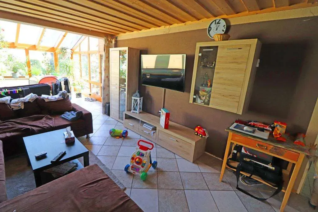 Saniertes Wohnhaus! Nutzbar als Ein- oder Zweifam.-Haus mit Wintergarten und zwei Garagen – Bild 9