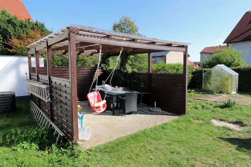 Schöne Lage geboten! Frei stehendes Zwei- oder Dreifam.-Haus mit drei Garagen und einem Freisitz. – Bild 4