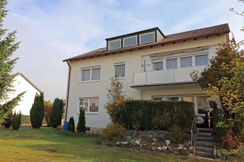 Schöne Lage geboten! Frei stehendes Zwei- oder Dreifam.-Haus mit drei Garagen und einem Freisitz. – Bild 2
