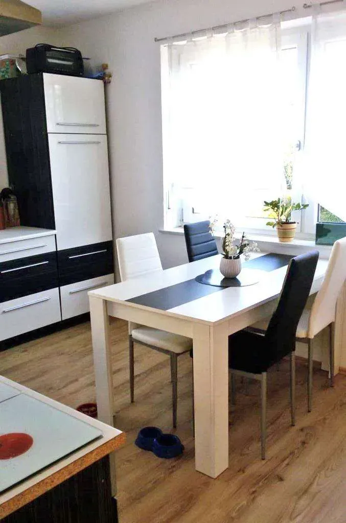 Schöne Lage geboten! Frei stehendes Zwei- oder Dreifam.-Haus mit drei Garagen und einem Freisitz. – Bild 9