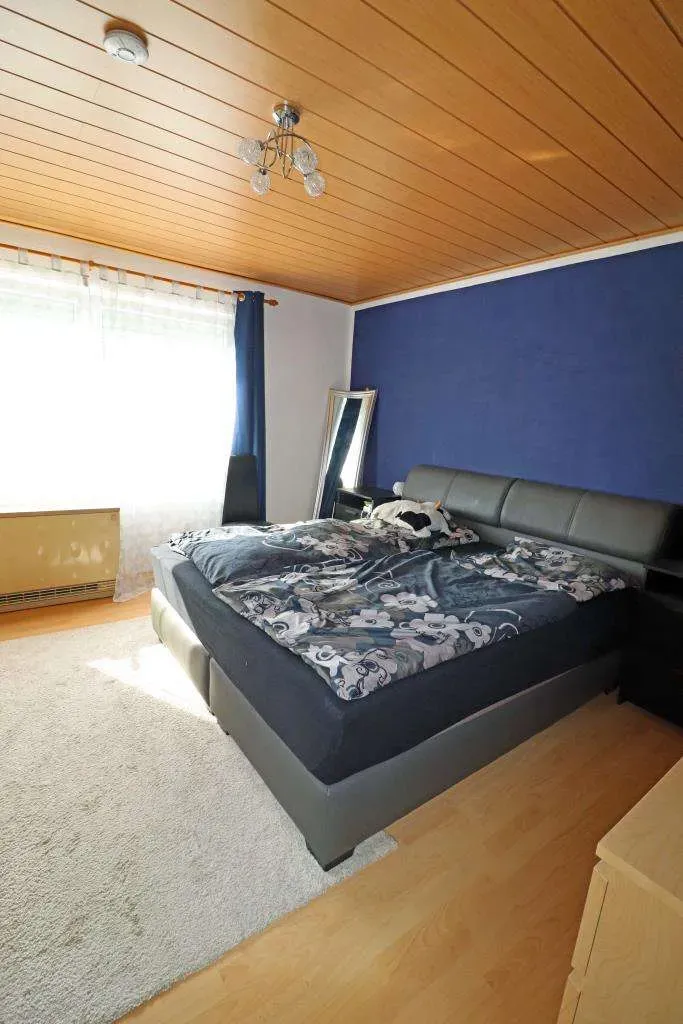 Schöne Lage geboten! Frei stehendes Zwei- oder Dreifam.-Haus mit drei Garagen und einem Freisitz. – Bild 13