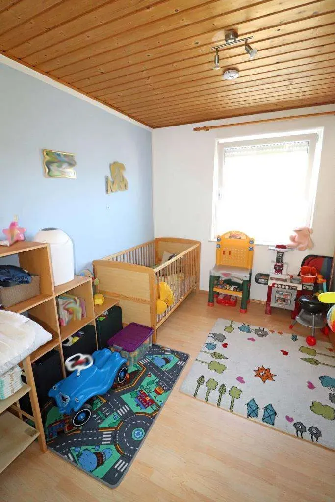 Schöne Lage geboten! Frei stehendes Zwei- oder Dreifam.-Haus mit drei Garagen und einem Freisitz. – Bild 14