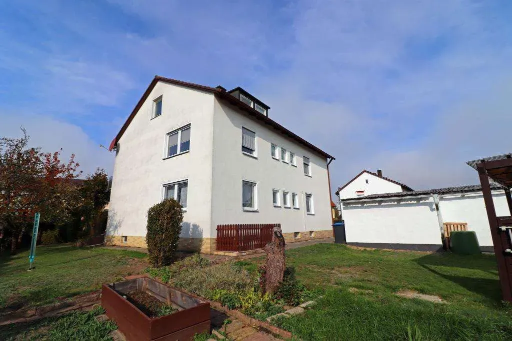 Schöne Lage geboten! Frei stehendes Zwei- oder Dreifam.-Haus mit drei Garagen und einem Freisitz. – Bild 3