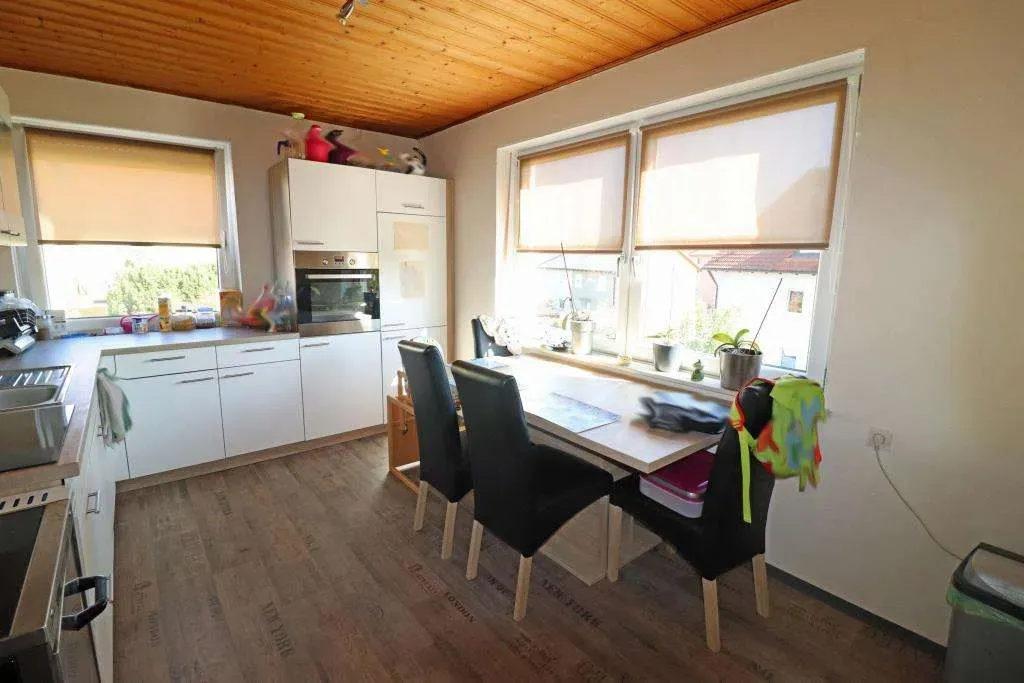 Schöne Lage geboten! Frei stehendes Zwei- oder Dreifam.-Haus mit drei Garagen und einem Freisitz. – Bild 12