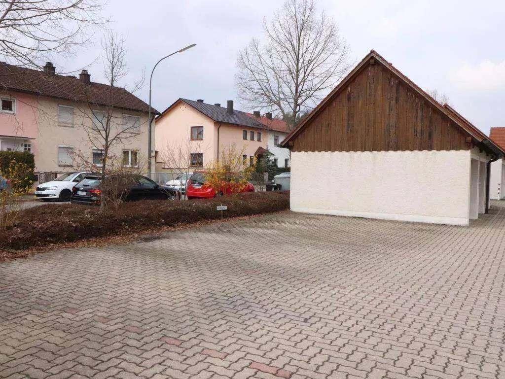 Sofort bezugsfrei! Ansprechende 2 Zi.-Wohnungen mit Einbauküche u. Stellplatz ohne Blk. – Bild 2