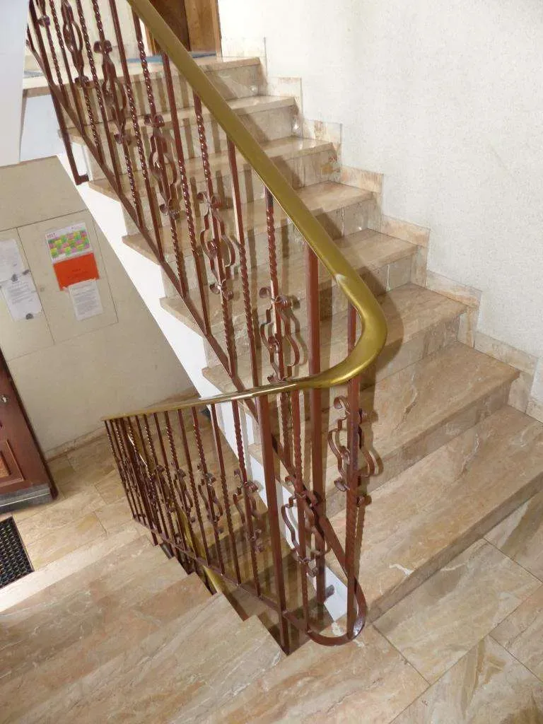 Top Anlageobjekt!!! Gepflegtes 3 Fam.-Haus mit zwei Garagen und zwei Stellplätzen – Bild 7