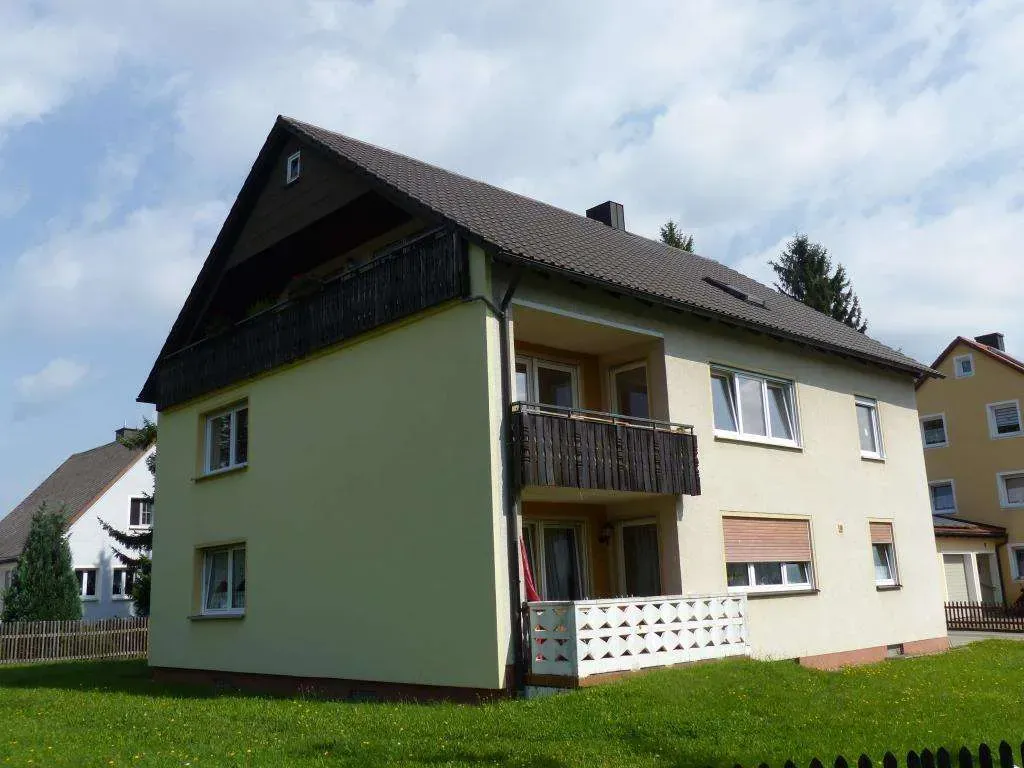 Top Anlageobjekt!!! Gepflegtes 3 Fam.-Haus mit zwei Garagen und zwei Stellplätzen – Bild 2