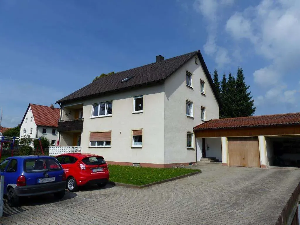 Top Anlageobjekt!!! Gepflegtes 3 Fam.-Haus mit zwei Garagen und zwei Stellplätzen – Bild 1