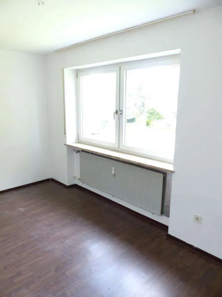 Top Anlageobjekt!!! Gepflegtes 3 Fam.-Haus mit zwei Garagen und zwei Stellplätzen – Bild 9