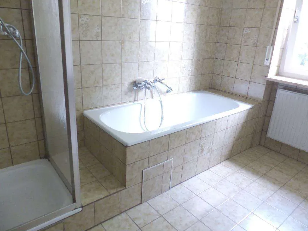 Top Anlageobjekt!!! Gepflegtes 3 Fam.-Haus mit zwei Garagen und zwei Stellplätzen – Bild 11