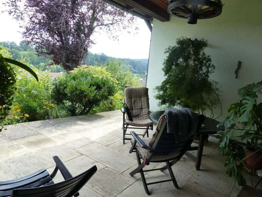 TOP!!! Ansprechendes Wohnhaus im Bungalowstil, mit Doppelgarage und herrlichem Fernblick – Bild 3