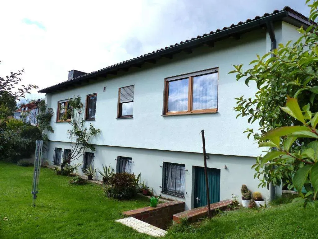 TOP!!! Ansprechendes Wohnhaus im Bungalowstil, mit Doppelgarage und herrlichem Fernblick – Bild 1