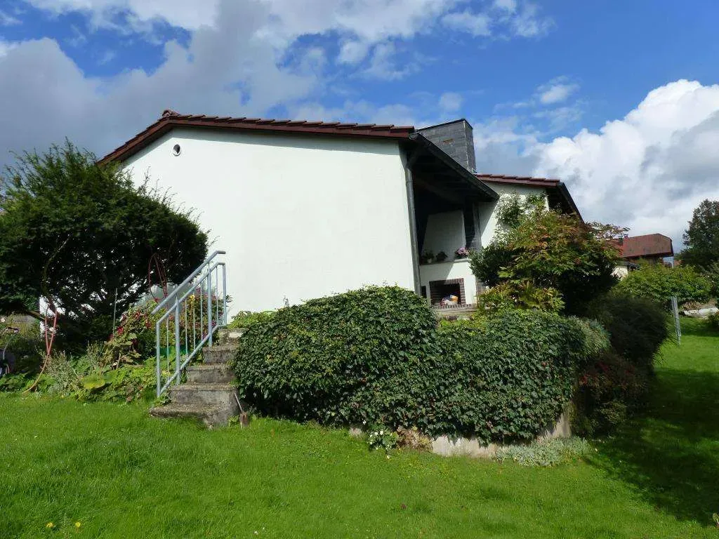 TOP!!! Ansprechendes Wohnhaus im Bungalowstil, mit Doppelgarage und herrlichem Fernblick – Bild 2