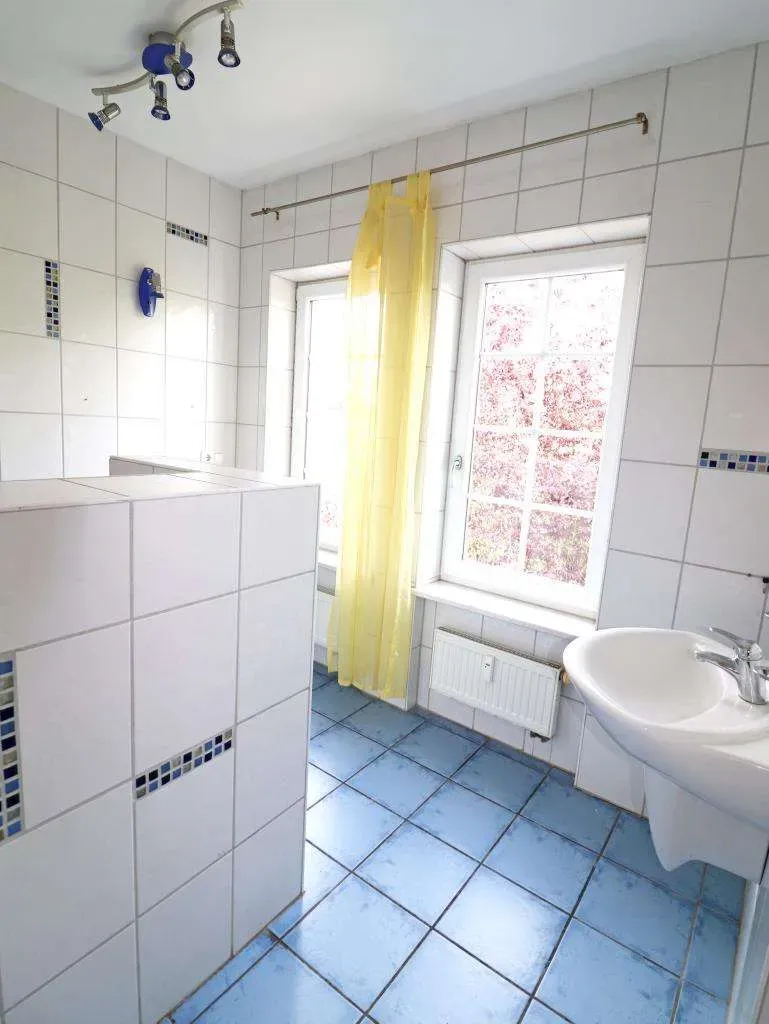 TOP! Ansprechendes Wohnhaus in Randlage mit Garage, zwei Galeriezimmern u. Studio im DG – Bild 6