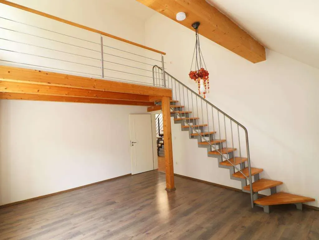 TOP! Ansprechendes Wohnhaus in Randlage mit Garage, zwei Galeriezimmern u. Studio im DG – Bild 13