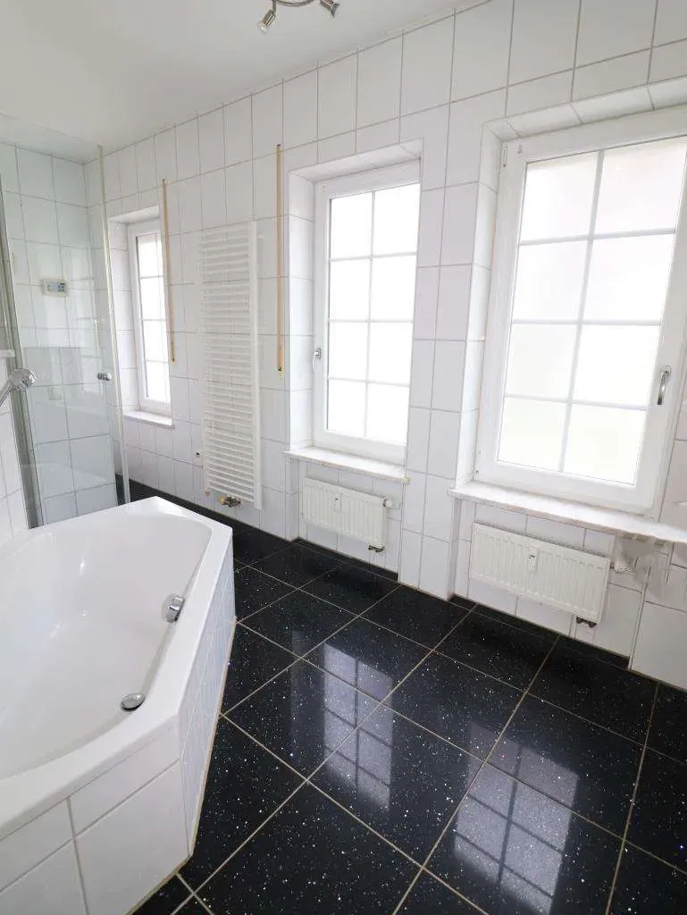 TOP! Ansprechendes Wohnhaus in Randlage mit Garage, zwei Galeriezimmern u. Studio im DG – Bild 5