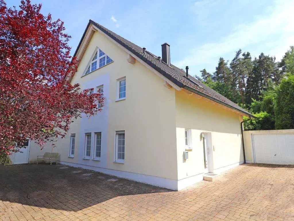 TOP! Ansprechendes Wohnhaus in Randlage mit Garage, zwei Galeriezimmern u. Studio im DG – Bild 1