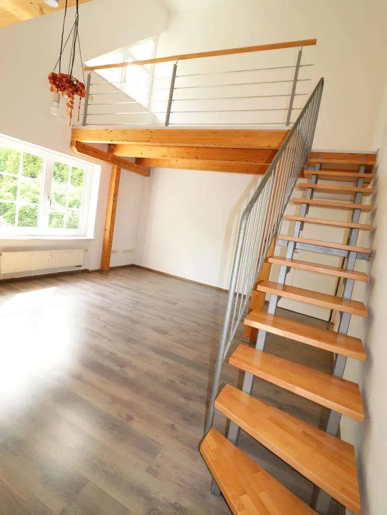 TOP! Ansprechendes Wohnhaus in Randlage mit Garage, zwei Galeriezimmern u. Studio im DG – Bild 7