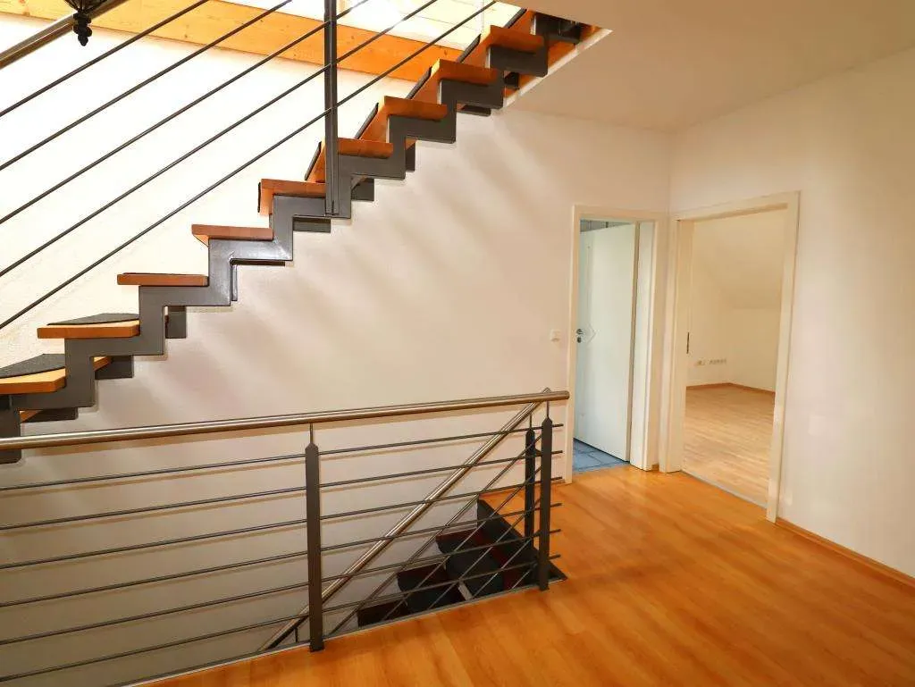 TOP! Ansprechendes Wohnhaus in Randlage mit Garage, zwei Galeriezimmern u. Studio im DG – Bild 11