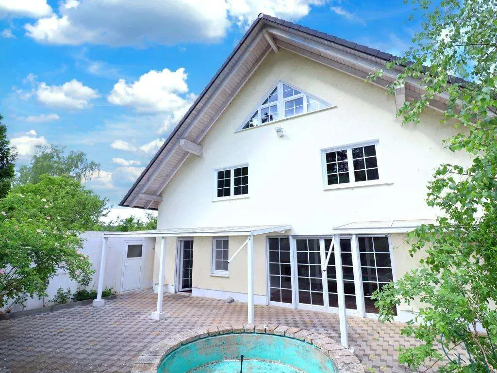 TOP! Ansprechendes Wohnhaus in Randlage mit Garage, zwei Galeriezimmern u. Studio im DG – Bild 2
