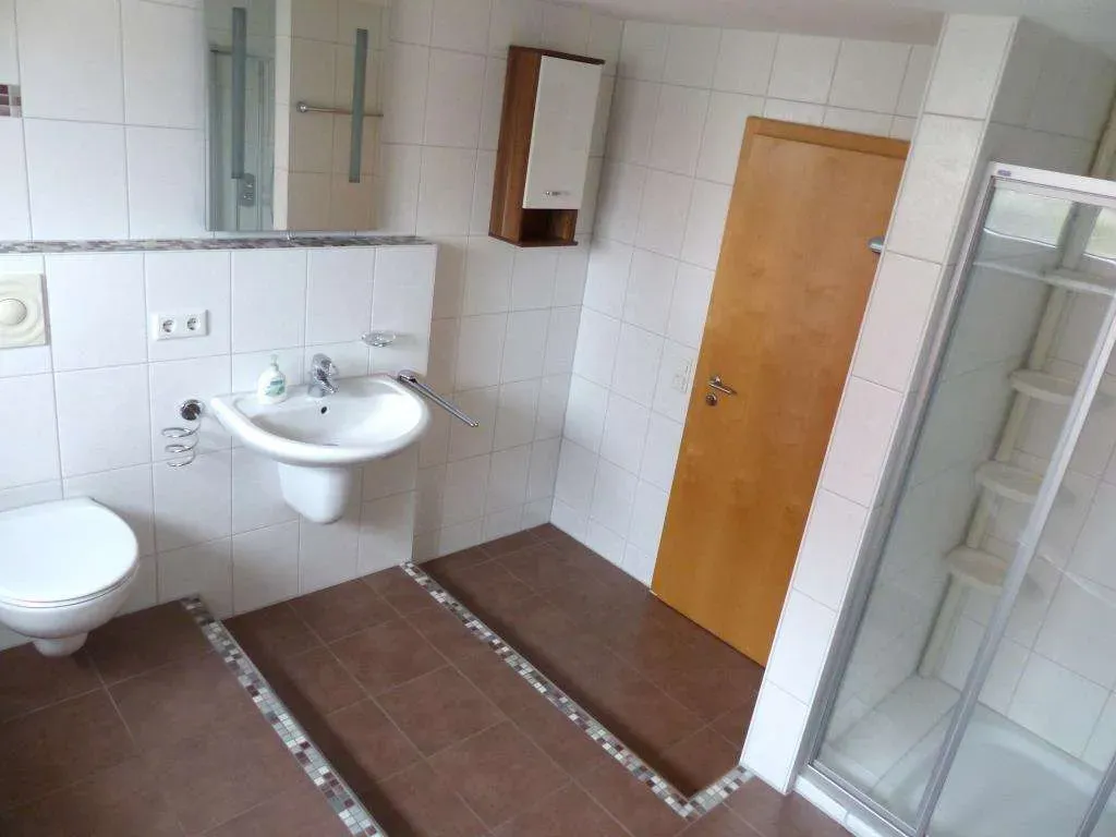 TOP! Gepflegte 2 Zi.- EG-Wohnung mit Einbauküche, Terrasse, Garten und Tiefgarage – Bild 10