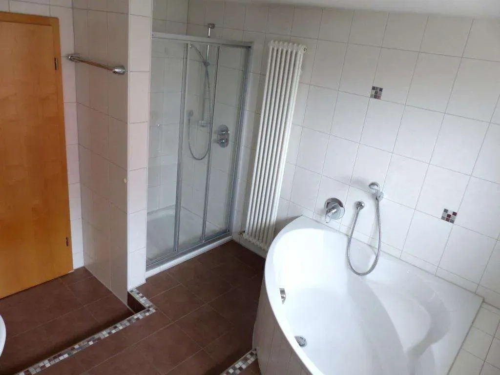 TOP! Gepflegte 2 Zi.- EG-Wohnung mit Einbauküche, Terrasse, Garten und Tiefgarage – Bild 11