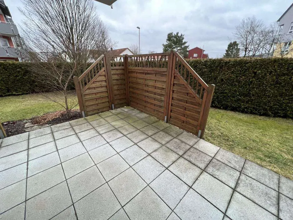 TOP! Gepflegte 2 Zi.- EG-Wohnung mit Einbauküche, Terrasse, Garten und Tiefgarage – Bild 2
