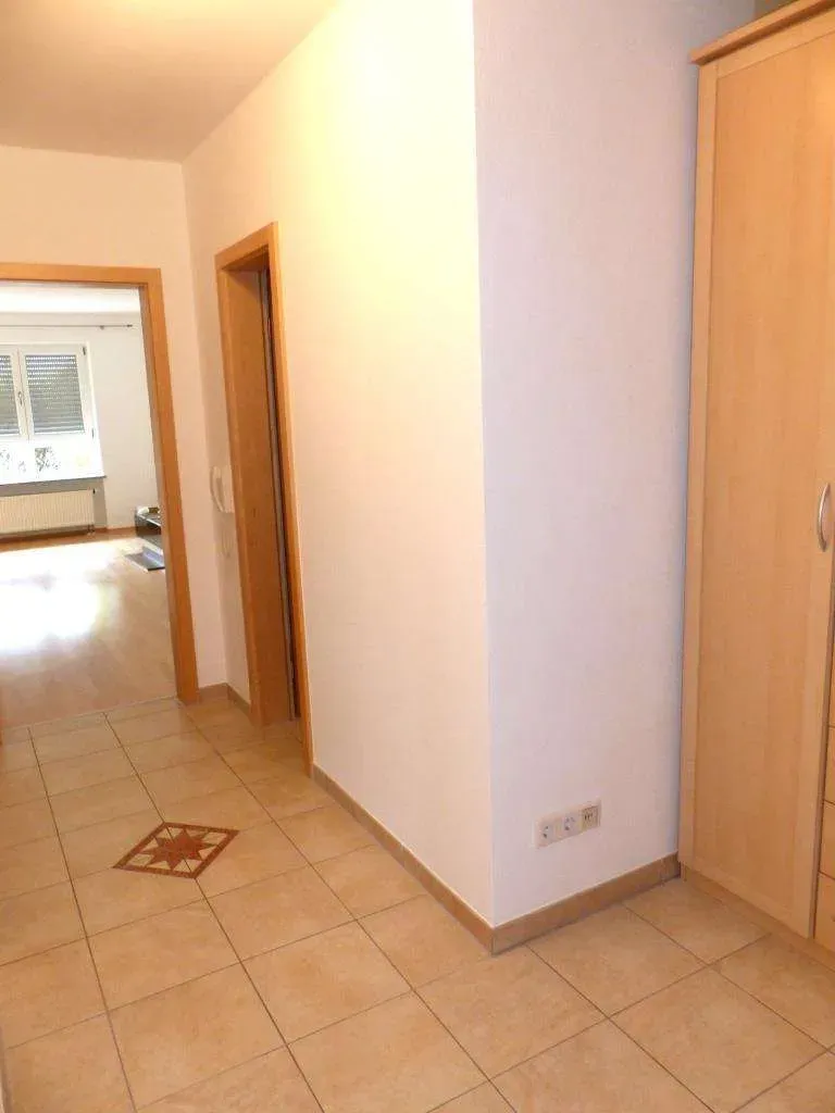 TOP! Gepflegte 2 Zi.- EG-Wohnung mit Einbauküche, Terrasse, Garten und Tiefgarage – Bild 3