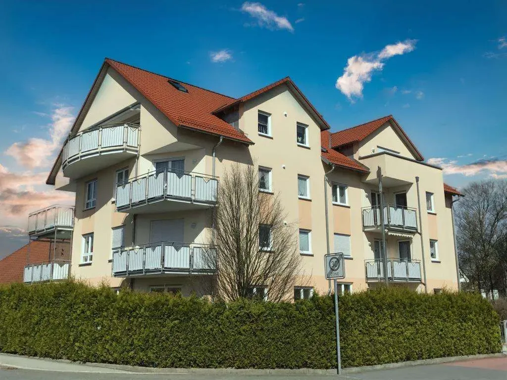 TOP! Gepflegte 2 Zi.- EG-Wohnung mit Einbauküche, Terrasse, Garten und Tiefgarage – Bild 1