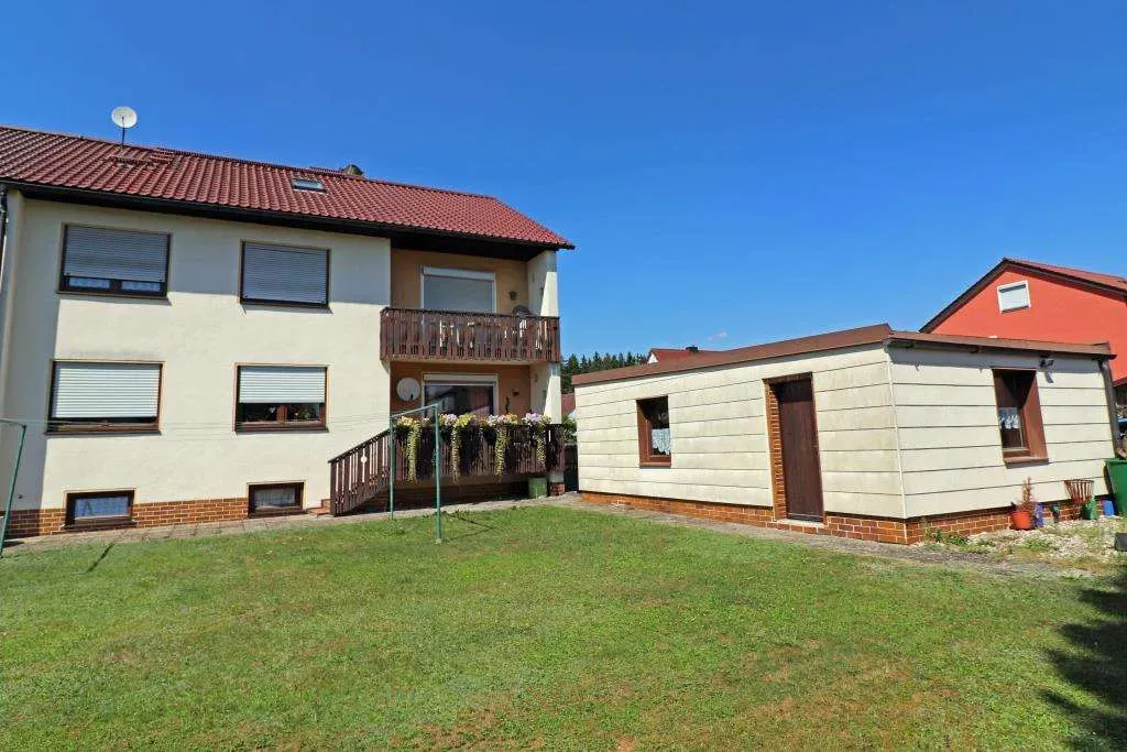 TOP gepflegtes Dreifam.-Haus mit Balkone und Dop.-Garage, EG und OG vermietet, DG Whg. frei – Bild 2