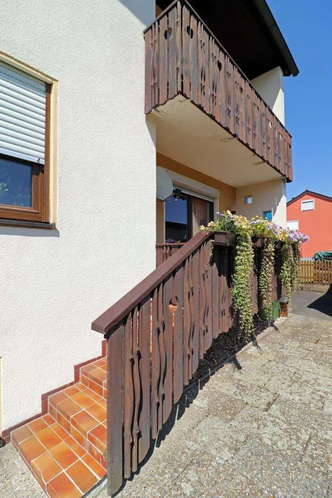 TOP gepflegtes Dreifam.-Haus mit Balkone und Dop.-Garage, EG und OG vermietet, DG Whg. frei – Bild 5
