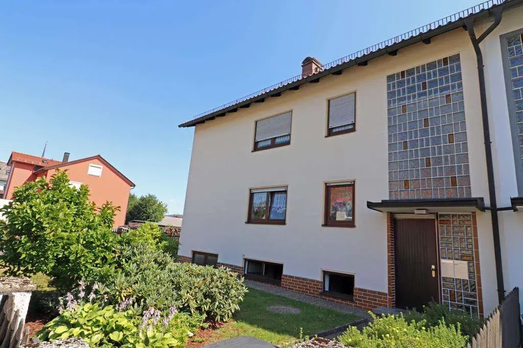 TOP gepflegtes Dreifam.-Haus mit Balkone und Dop.-Garage, EG und OG vermietet, DG Whg. frei – Bild 3