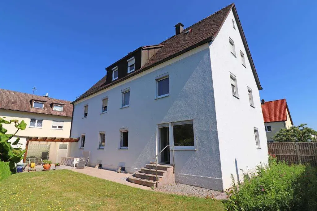 TOP Lage geboten! Gepflegtes Mehrfamilienhaus, 5 Wohnungen mit Garten und Garage – Bild 1
