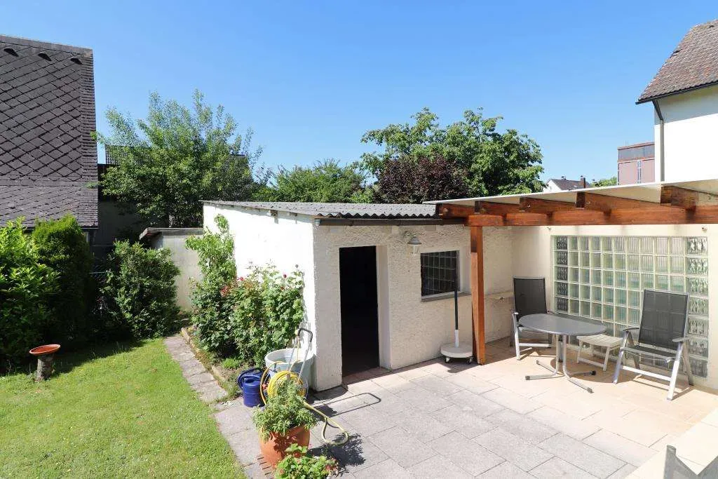 TOP Lage geboten! Gepflegtes Mehrfamilienhaus, 5 Wohnungen mit Garten und Garage – Bild 4