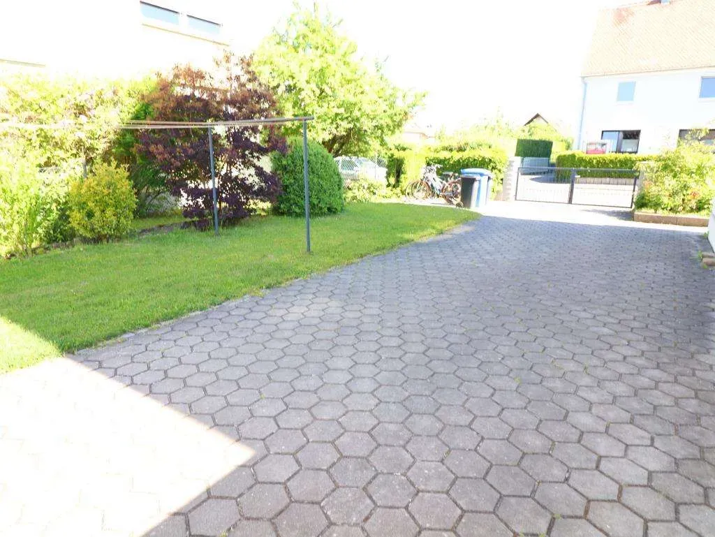 TOP Lage geboten! Gepflegtes Mehrfamilienhaus, 5 Wohnungen mit Garten und Garage – Bild 6
