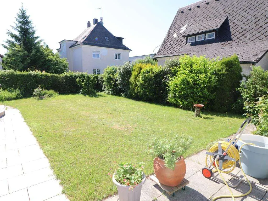 TOP Lage geboten! Gepflegtes Mehrfamilienhaus, 5 Wohnungen mit Garten und Garage – Bild 5