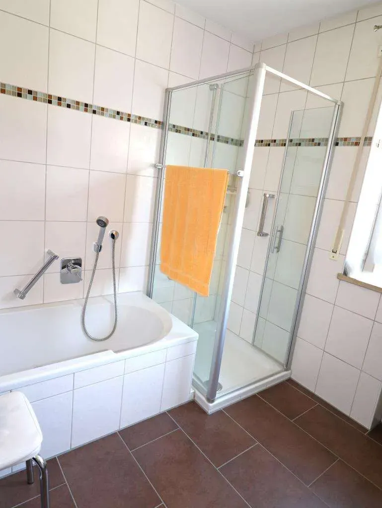 TOP Lage geboten! Gepflegtes Mehrfamilienhaus, 5 Wohnungen mit Garten und Garage – Bild 11