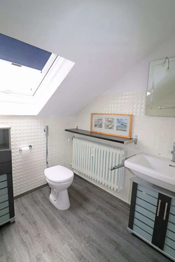 TOP-Lage, Modernisiertes Dreifam.-Haus mit Terrasse, Balkon und zwei Garagen in Weiden-Ost – Bild 13