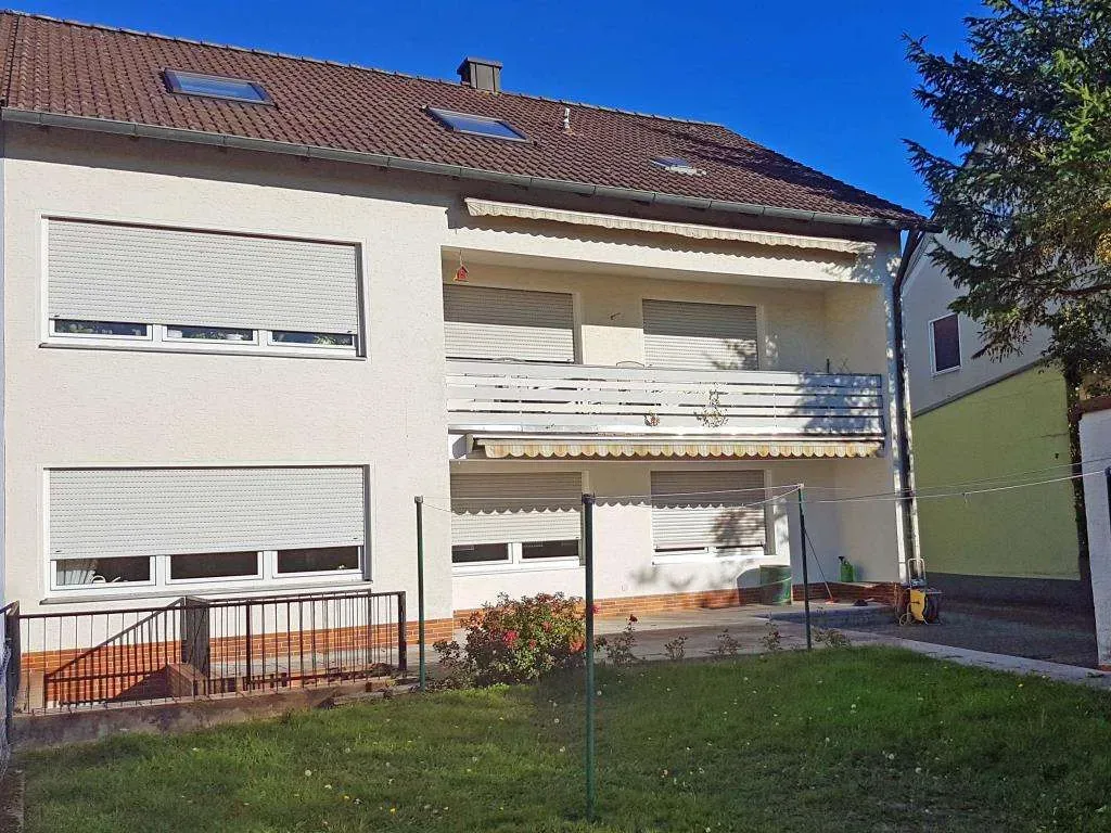 TOP-Lage, Modernisiertes Dreifam.-Haus mit Terrasse, Balkon und zwei Garagen in Weiden-Ost – Bild 2