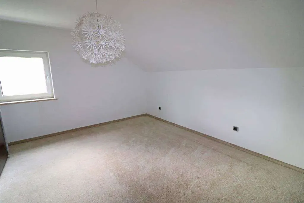 TOP-Lage, Modernisiertes Dreifam.-Haus mit Terrasse, Balkon und zwei Garagen in Weiden-Ost – Bild 12