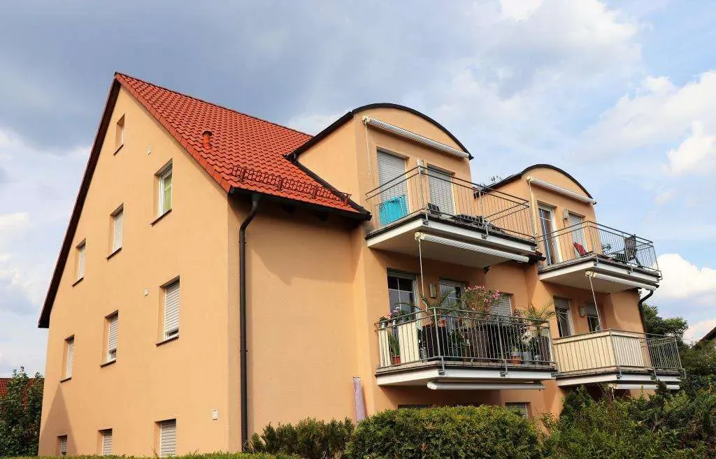 TOP!!! Moderne 3 Zi.- ETW mit Balkon, Stellplatz und ausgebautem Spitzboden mit Treppenzugang – Bild 1