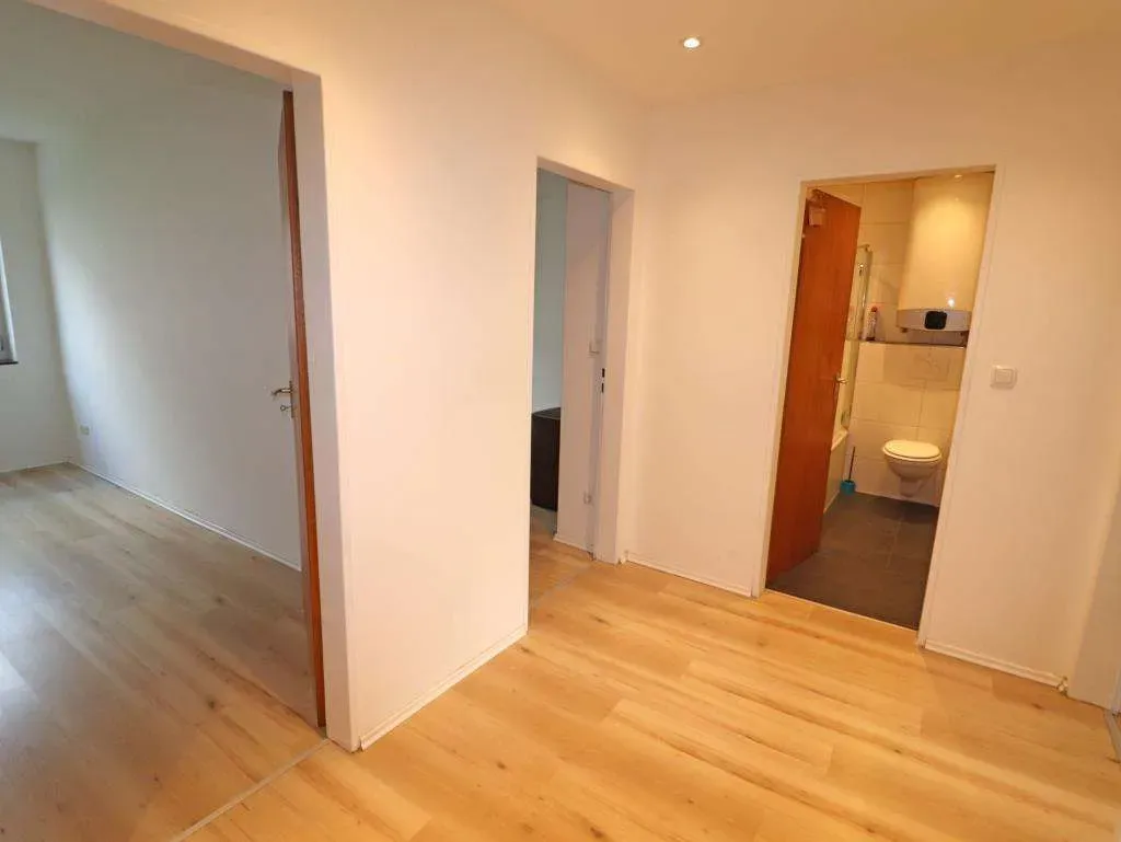 TOP! Renovierte 3 Zi.-ETW mit großem Balkon, Fenster, Elektro, Böden, Wände u. Bad erneuert – Bild 8