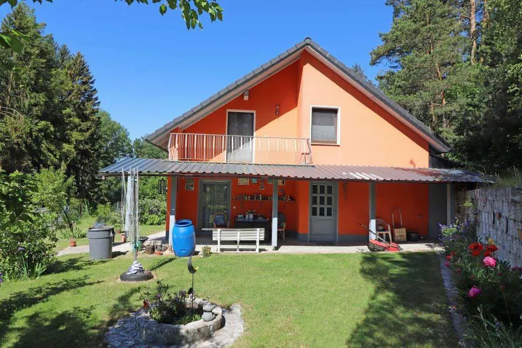 TOP! Saniertes Wohnhaus mit großem Carport, die Fassade, das Dach u. der Garten erneuert – Bild 2
