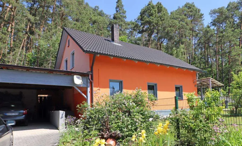 TOP! Saniertes Wohnhaus mit großem Carport, die Fassade, das Dach u. der Garten erneuert – Bild 1