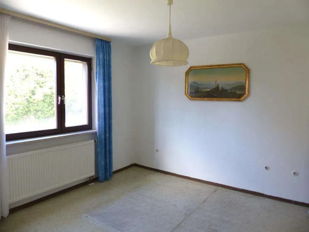 Vermietung oder Eigennutzung? Ansprechendes Wohnhaus mit Garage und Nebengebäude – Bild 4