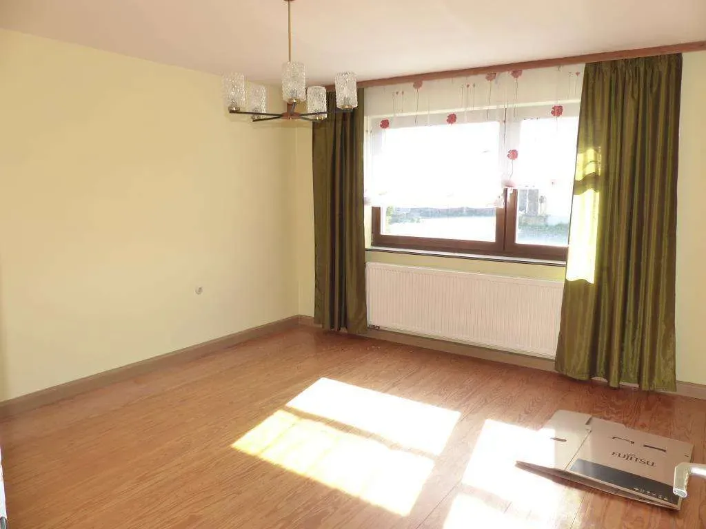 Vermietung oder Eigennutzung? Ansprechendes Wohnhaus mit Garage und Nebengebäude – Bild 11